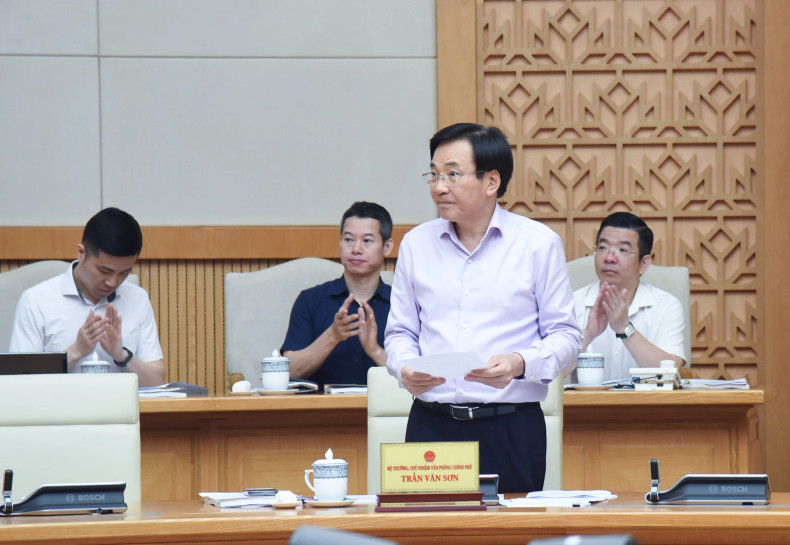 Minister and Chairman of the Government Office Tran Van Son speaks at the meeting.