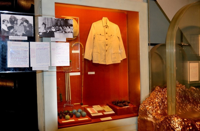 Items belonging to President Ho Chi Minh, such as his khaki tunic, exercise equipment, and signature rubber sandals, are on display at the Ho Chi Minh Museum. (Photo: hanoimoi.vn)