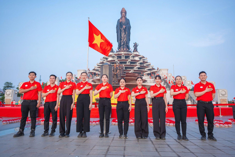 Flag-raising ceremony atop Ba Den Mountain (Photo: Sun World Ba Den Mountain) Flag-raising ceremony atop Ba Den Mountain (Photo: Sun World Ba Den Mountain)