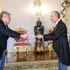 Vietnamese Ambassador to Portugal Nguyen Manh Thang presents his credentials from President Luong Cuong to Portuguese President Marcelo Rebelo de Sousa. (Photo courtesy of the Vietnamese Embassy in Portugal)