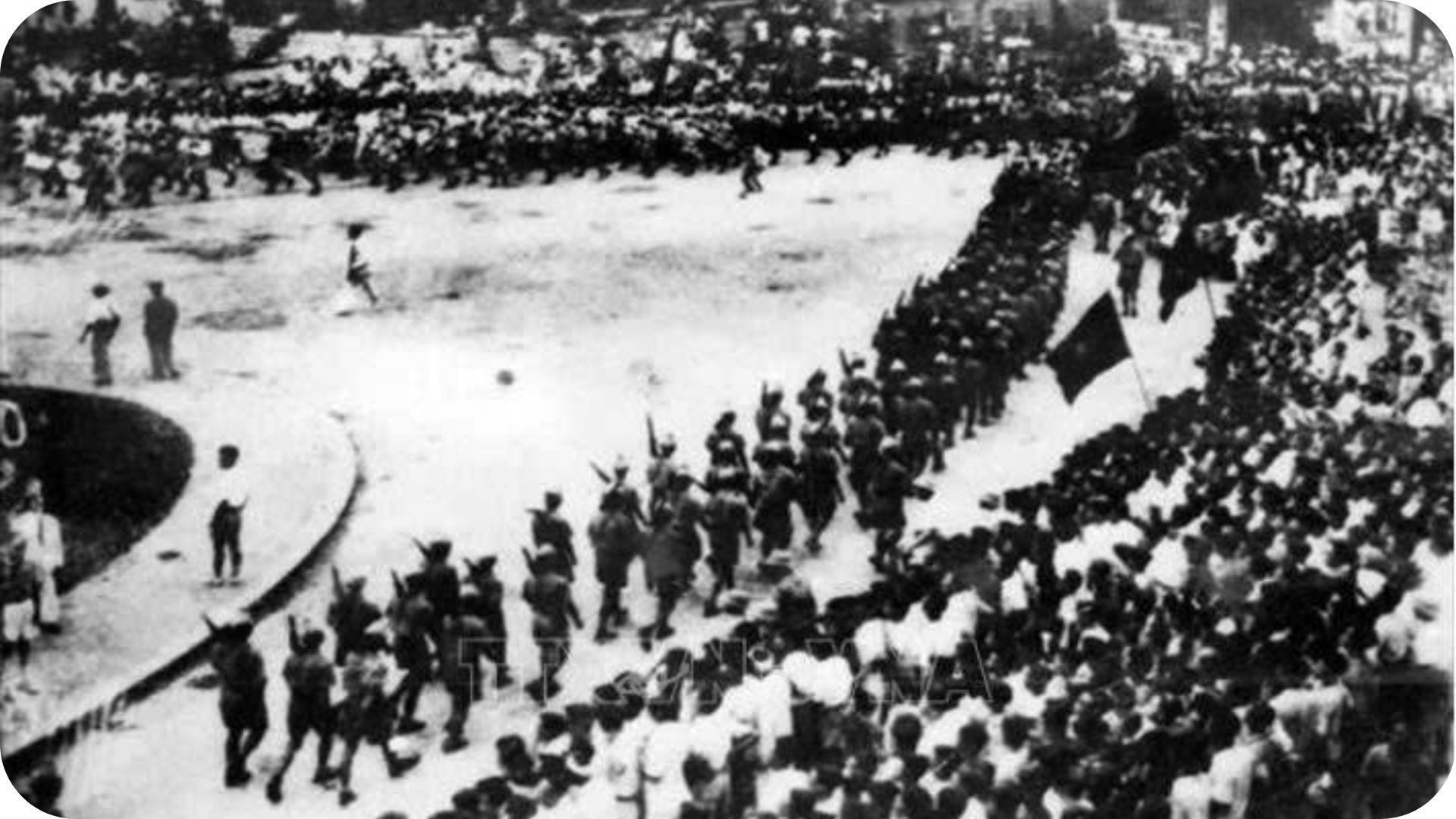 On August 28, 1945, the Liberation Army contingent from Viet Bac marched in a parade at the Square in front of the Ha Noi Opera House. (Photo: Nguyen Ba Khoan/VNA) On August 28, 1945, the Liberation Army contingent from Viet Bac marched in a parade at the Square in front of the Ha Noi Opera House. (Photo: Nguyen Ba Khoan/VNA)