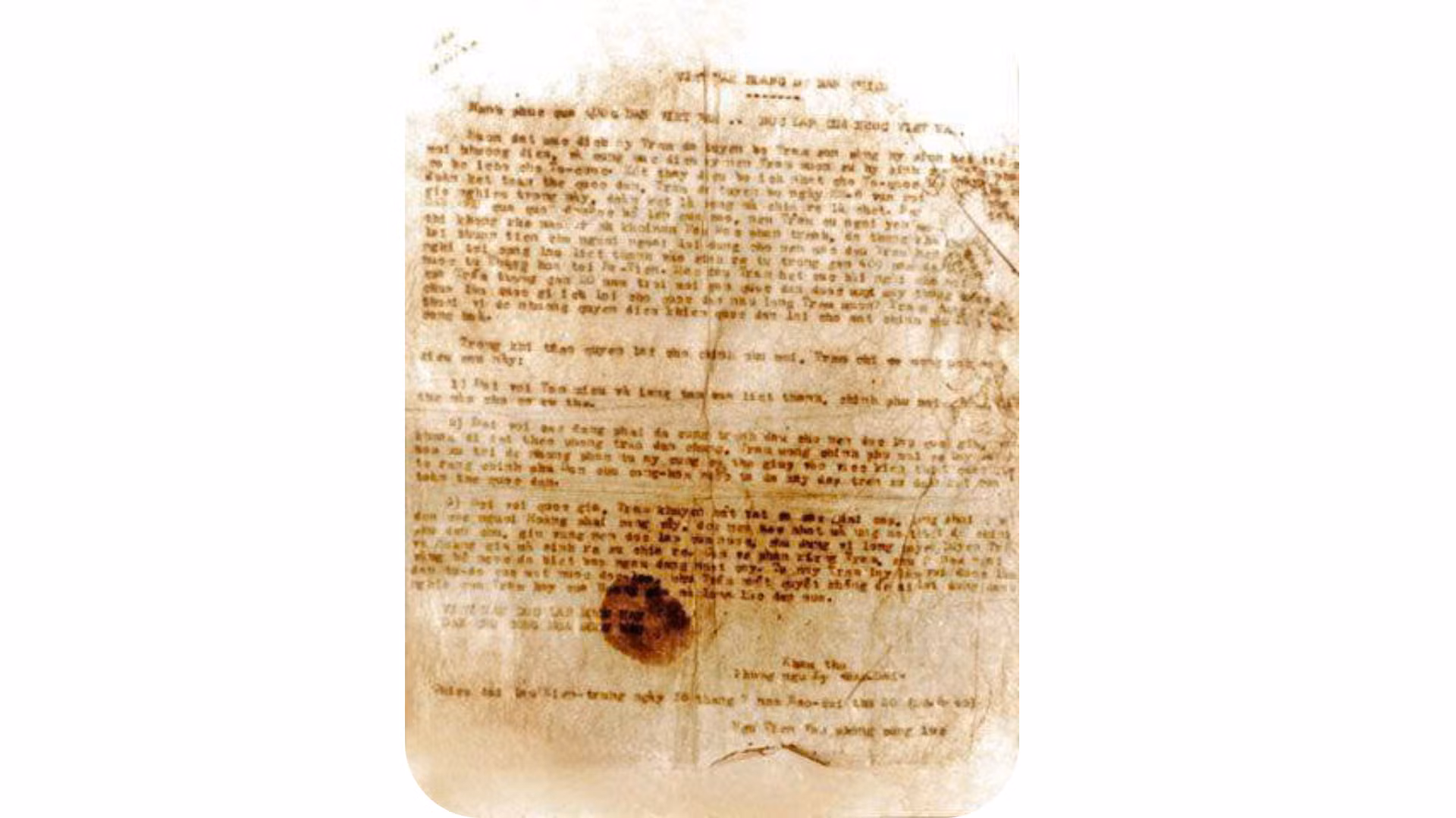 Imperial Edict of the Abdication of Emperor Bao Daoi, dated 28 August 1945. (Photo of the artifact at the Viet Nam National Museum of History)