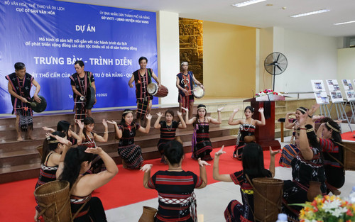 ‘Tung tung ya yá’ folk dance of the Co Tu people performed at the programme (Photo: toquoc.vn)