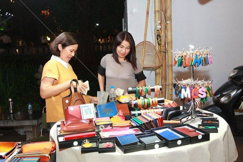 Visitors at an exhibition entitled ‘Sustainable Design Space’. (Photo: nld.com.vn)
