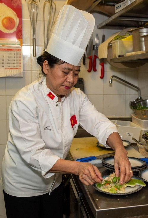 Chef Vu Thi Ha prepares pomelo salad at the event (Photo: VNA)