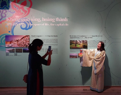A visitor try on Hanbok at the exhibition (Photo: VNA) A visitor try on Hanbok at the exhibition (Photo: VNA)