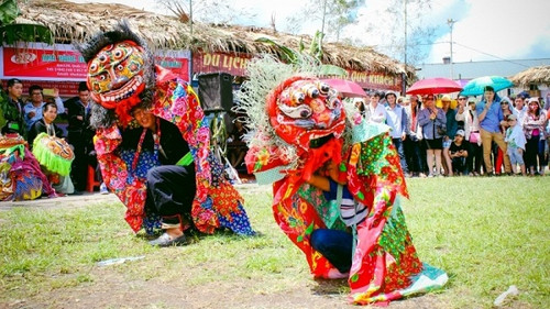 The lion-cat dance not only shows the sportsmanship of people in the mountainous area, but it is also a symbol of prosperity, happiness and blessings. (Photo: VOV) The lion-cat dance not only shows the sportsmanship of people in the mountainous area, but it is also a symbol of prosperity, happiness and blessings. (Photo: VOV)