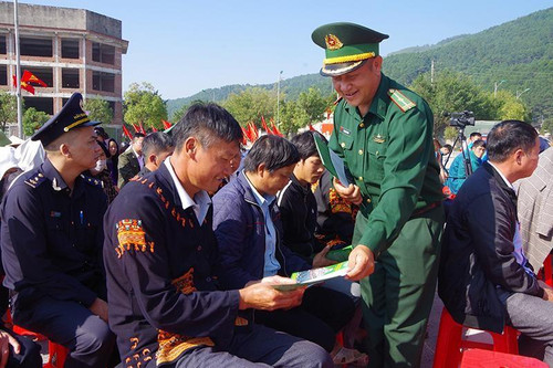 Lang Son border guards popularise law among local people.