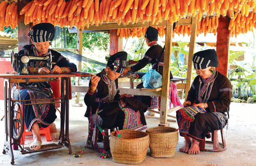 Embroidery and hand-woven traditional crafts will be introduced to visitors to the festival (Photo: dulichvn.org.vn) Embroidery and hand-woven traditional crafts will be introduced to visitors to the festival (Photo: dulichvn.org.vn)