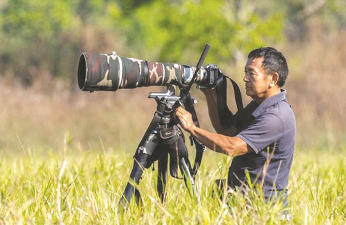 Photographer Tang A Pau, the owner of a photo collection featuring more than 500 species of Vietnamese birds (Photo: baodantoc.vn) Photographer Tang A Pau, the owner of a photo collection featuring more than 500 species of Vietnamese birds (Photo: baodantoc.vn)