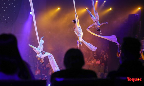 Every show during the festival was crowded with audiences (Photo: toquoc.vn)