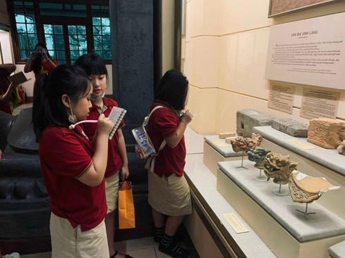 School students will study history during their field study trip to the Vietnam National Museum of History (Photo: Thanh Dat) School students will study history during their field study trip to the Vietnam National Museum of History (Photo: Thanh Dat)