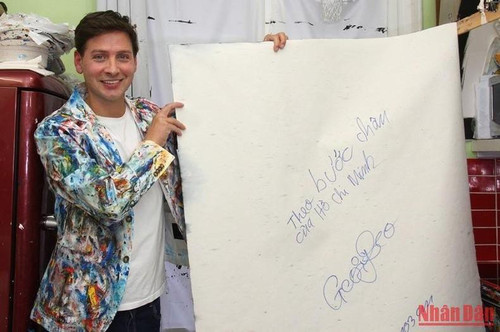 On the back of the portrait, Georg Esco writes a line in Vietnamese, saying ‘Theo Buoc Chan Cua Ho Chi Minh’ (Following in Ho Chi Minh's footsteps). (Photo: NDO/Minh Duy) On the back of the portrait, Georg Esco writes a line in Vietnamese, saying ‘Theo Buoc Chan Cua Ho Chi Minh’ (Following in Ho Chi Minh's footsteps). (Photo: NDO/Minh Duy)