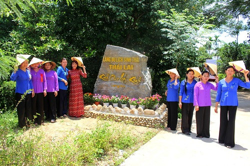 Locals greet visitors to Thai Lai Community-based Ecotourism Village (Photo: langngheviet.com.vn)