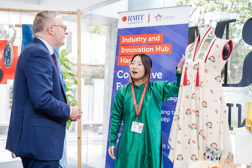 RMIT student Tran Thanh Van presented her work to the Australian Prime Minister at RMIT’s Hanoi Industry and Innovation Hub. (Photo: RMIT University) RMIT student Tran Thanh Van presented her work to the Australian Prime Minister at RMIT’s Hanoi Industry and Innovation Hub. (Photo: RMIT University)