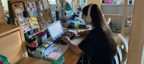 Social networking applications can influence the thinking of young people (Photo: UNICEF) Social networking applications can influence the thinking of young people (Photo: UNICEF)