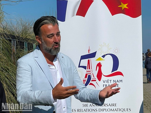 Photographer Réhahn speaking at the opening ceremony of the exhibition