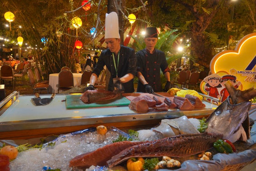 A chef demonstrating his tuna cutting skill at the festival