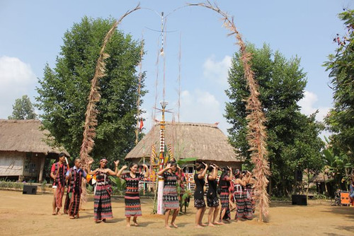 Co Tu ethnic group in Thua Thien - Hue Province will re-enact the ritual of installing ‘neu’ bamboo pole at the programme (Photo: langvanhoavietnam.vn) Co Tu ethnic group in Thua Thien - Hue Province will re-enact the ritual of installing ‘neu’ bamboo pole at the programme (Photo: langvanhoavietnam.vn)