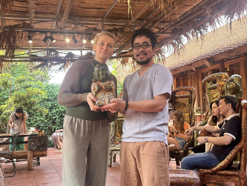 Artist Nguyen Tan Phat welcomes a foreign visitor to his exhibition space in Duong Lam ancient village (Photo: tuoitrethudo.com.vn) Artist Nguyen Tan Phat welcomes a foreign visitor to his exhibition space in Duong Lam ancient village (Photo: tuoitrethudo.com.vn)