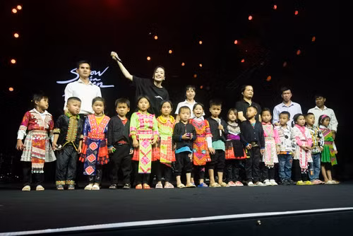 Den Vau’s live show witnesses the presence of 16 children who are featured in his ‘Nau An Cho Em’ music video.