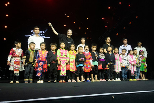 Den Vau’s live show witnesses the presence of 16 children who are featured in his ‘Nau An Cho Em’ music video. Den Vau’s live show witnesses the presence of 16 children who are featured in his ‘Nau An Cho Em’ music video.