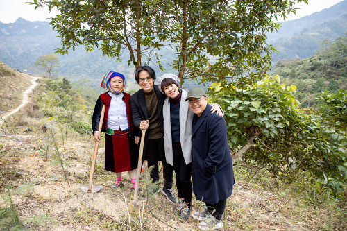 Singer Ha Anh Tuan (second from left) in a tree-planting event Singer Ha Anh Tuan (second from left) in a tree-planting event
