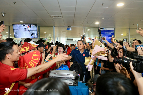 Head coach Mai Duc Chung welcomed at Noi Bai international airport (Photo: VFF) Head coach Mai Duc Chung welcomed at Noi Bai international airport (Photo: VFF)