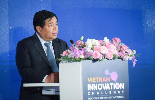 Minister of Planning and Investment Nguyen Chi Dung speaks at the awarding ceremony held in Hanoi on September 8. (Photo: VnEconomy)