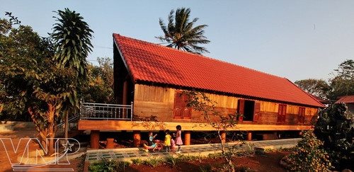 A traditional long house in Ako Dhong village. (Photo: Vietnam Pictorial)