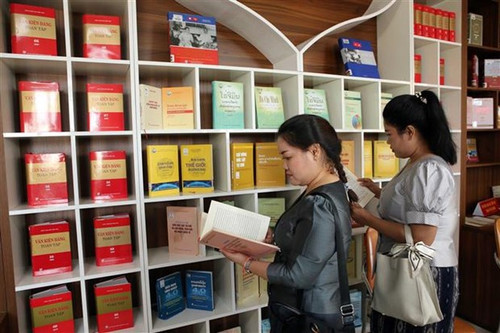 At a book exhibition on Vietnam-Laos relations held in Vietnam's Da Nang city in August 2022. (Photo: VNA) At a book exhibition on Vietnam-Laos relations held in Vietnam's Da Nang city in August 2022. (Photo: VNA)