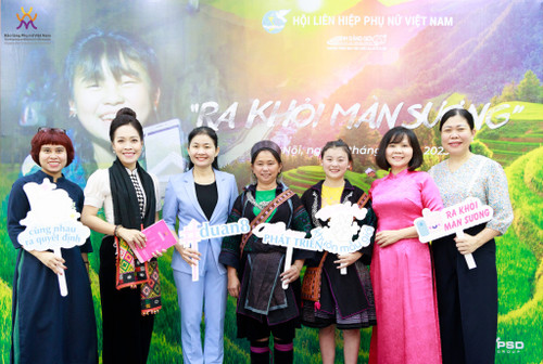 Participants pose for a group photo at the seminar (Photo: Vietnamese Women's Museum)