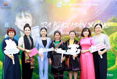 Participants pose for a group photo at the seminar (Photo: Vietnamese Women's Museum)