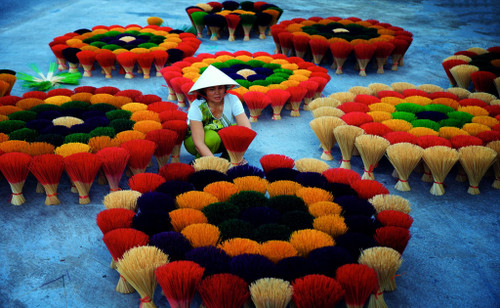 When they are placed together, clusters of incenses look like colourful flowers in full bloom. (Photo: hanoimoi.com.vn) When they are placed together, clusters of incenses look like colourful flowers in full bloom. (Photo: hanoimoi.com.vn)