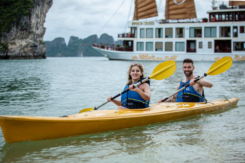 Visitors kayaking in Ha Long Bay (Photo: hanoimoi.com.vn)