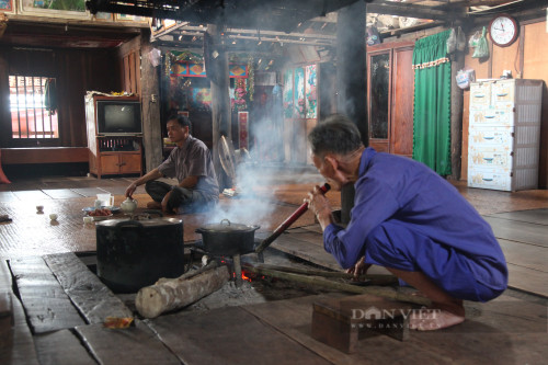 In the middle of the stilt house is a square fire (Photo: danviet.vn)