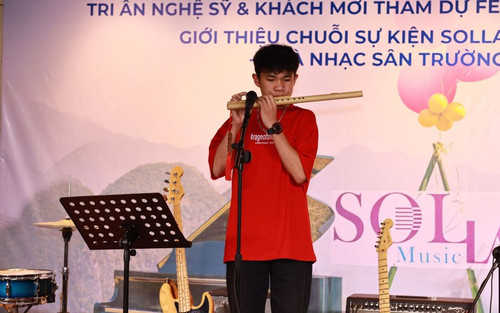 Ha Quang Thai plays the flute at a performance held within the framework of the Solla Music project.