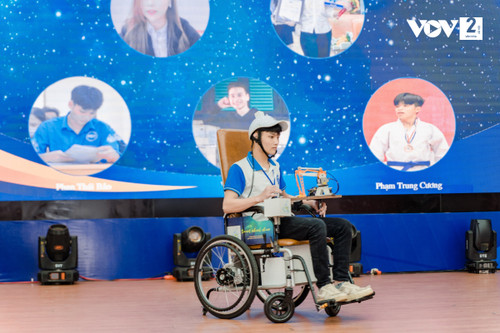 Students from Hanoi Open University team wins second prize at SV-Festival 2023 for their project ‘Smart Wheel Chair’ for people with disabilities (Photo: VOV)