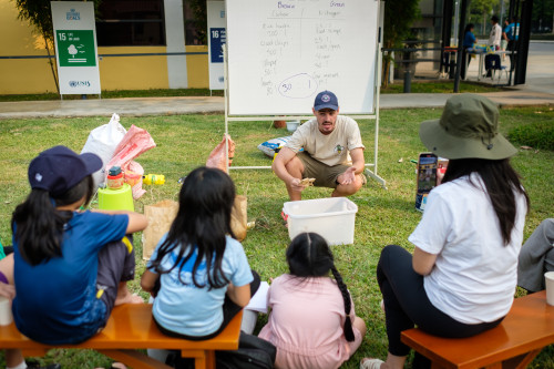 Henry Herbert at a gardening workshop for parents and teachers in Hanoi (Photo: Dom Dom Permaculture) Henry Herbert at a gardening workshop for parents and teachers in Hanoi (Photo: Dom Dom Permaculture)