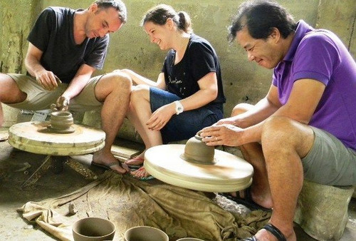 Visitors try making pottery products in Phuoc Tich village (Photo: khamphahue.com.vn) Visitors try making pottery products in Phuoc Tich village (Photo: khamphahue.com.vn)