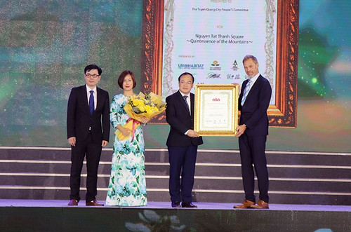 Leaders of Tuyen Quang province receive a certificate honouring Nguyen Tat Thanh Square in Tuyen Quang City as winner of the Asian Townscape Awards 2022