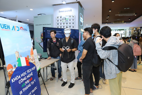 Visitors wear VR headsets at an exhibition held within the framework of ArtTech Fusion 2023 (Photo: UEH)