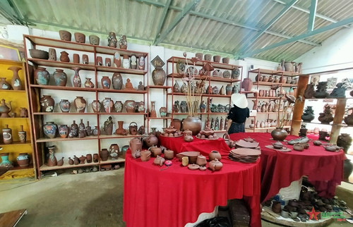 A space displaying pottery products in the ancient pottery village of Phuoc Tich in Phong Dien District, Thua Thien Hue Province (Photo: baodantoc.vn) A space displaying pottery products in the ancient pottery village of Phuoc Tich in Phong Dien District, Thua Thien Hue Province (Photo: baodantoc.vn)