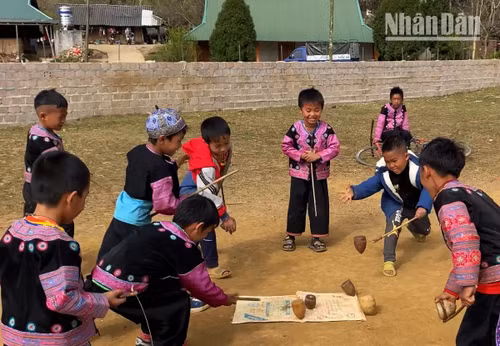 H’mong ethnic boys playing spinning tops