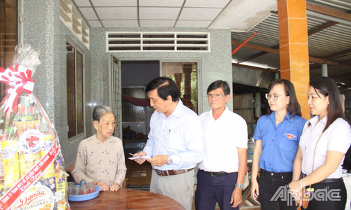 Gifts presented to a Vietnamese heroic mother in Thanh Binh commune, Cho Gao district, Tien Giang province (Photo: baoapbac.vn) Gifts presented to a Vietnamese heroic mother in Thanh Binh commune, Cho Gao district, Tien Giang province (Photo: baoapbac.vn)