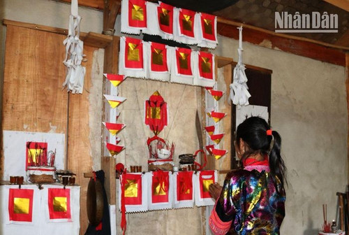 Votive papers pasted on daily labour tools, doors, kitchens, and barn doors. Votive papers pasted on daily labour tools, doors, kitchens, and barn doors.