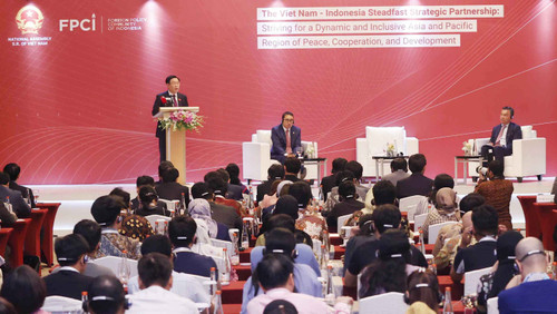 NA Chairman Vuong Dinh Hue addresses the policy dialogue in Jakarta on August 5. (Photo: quochoi.vn)