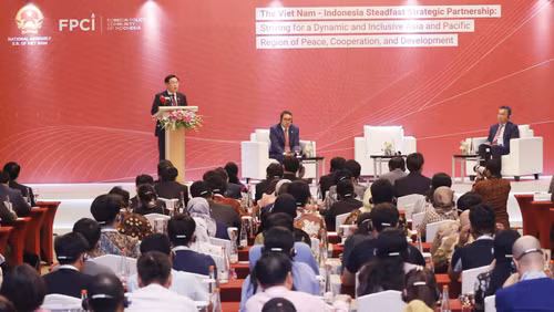 NA Chairman Vuong Dinh Hue addresses the policy dialogue in Jakarta on August 5. (Photo: quochoi.vn)