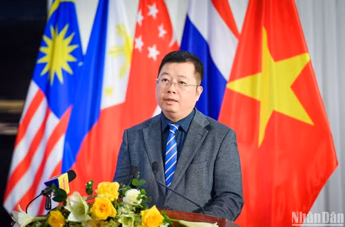 Deputy Minister of Information and Communications Nguyen Thanh Lam addressing the opening ceremony. Deputy Minister of Information and Communications Nguyen Thanh Lam addressing the opening ceremony.