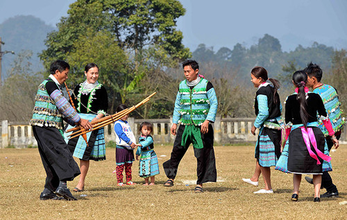 Panpipe is a traditional musical instrument indispensable to the daily life of Mong people (Photo: congthuong.vn) Panpipe is a traditional musical instrument indispensable to the daily life of Mong people (Photo: congthuong.vn)